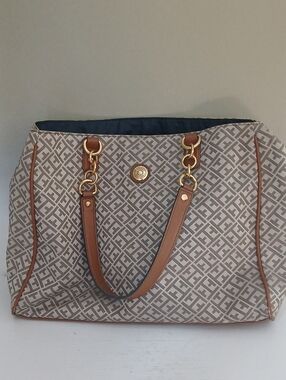 Tommy Hilfiger Women’s Tote Bag in Beige and Tan with Gold Accents